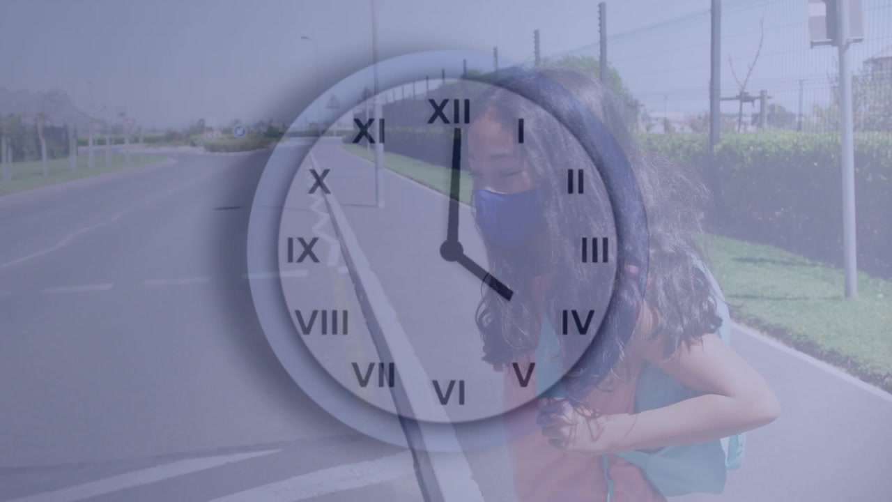 Animación de un reloj en movimiento sobre una colegiala que camina con mascarilla.