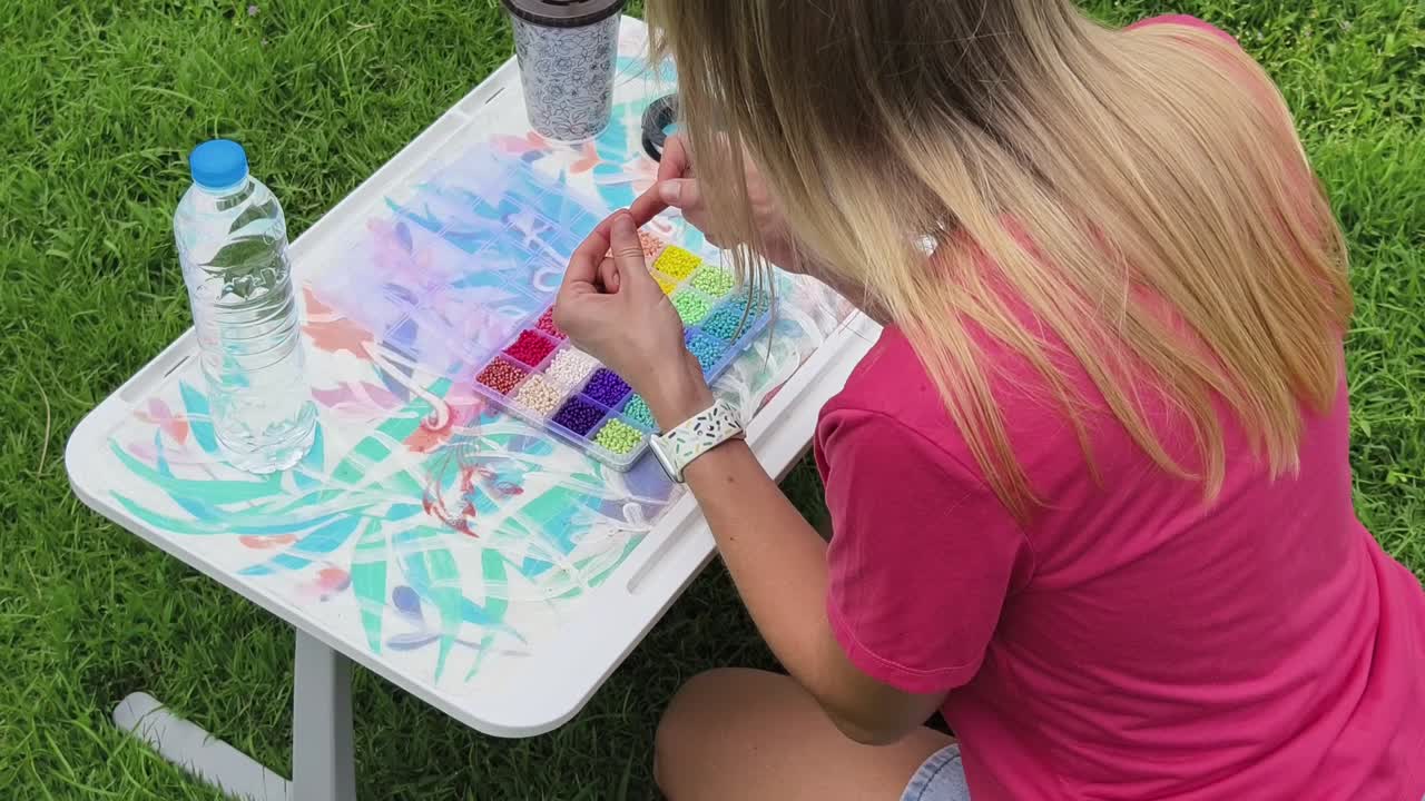 mujer con cuentas al aire libre