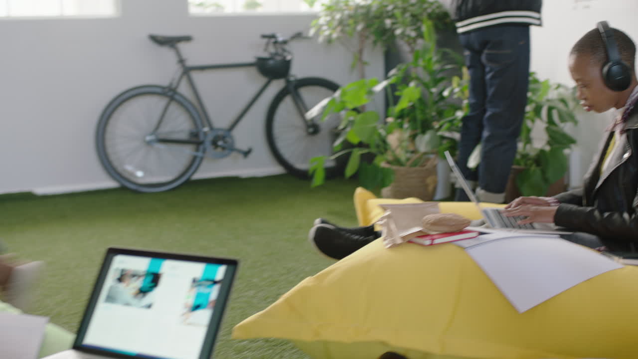 grupo de personas de negocios que trabajan hombre afroamericano escribiendo datos de mercado en pizarra lluvia de ideas estrategia de proyecto intercambio de información estudio ideas en la oficina