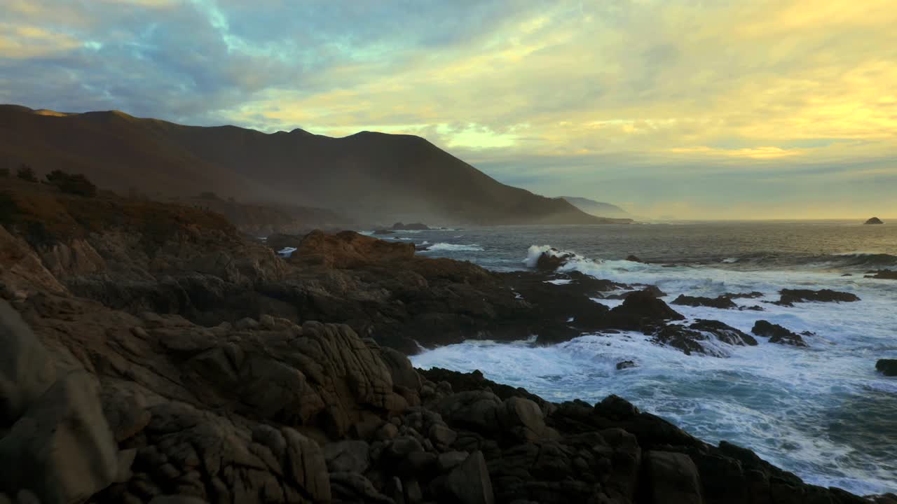 toma de drones de los acantilados de la costa del pacífico en big sur y carmel highlands california