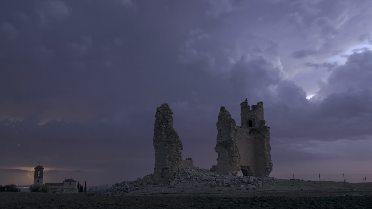 ruinas del castillo contra el cielo tormentoso
