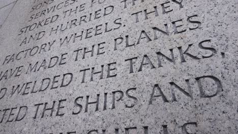 una hermosa vista respetuosa del monumento a la segunda guerra mundial, sus fuentes y el pilar del pacífico ubicado en el centro comercial nacional