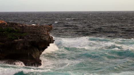 Breaking-Rough-Waves-On-The-Rugged-Cliffs-Of-Nusa-Ceningan-In-Bali,-Indonesia