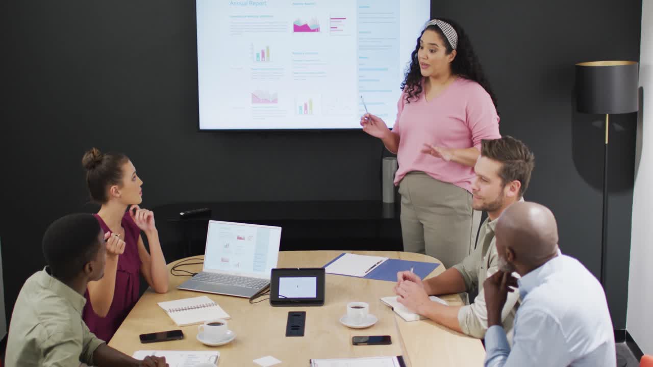 diversas personas de negocios felices discutiendo el trabajo durante una reunión en la oficina