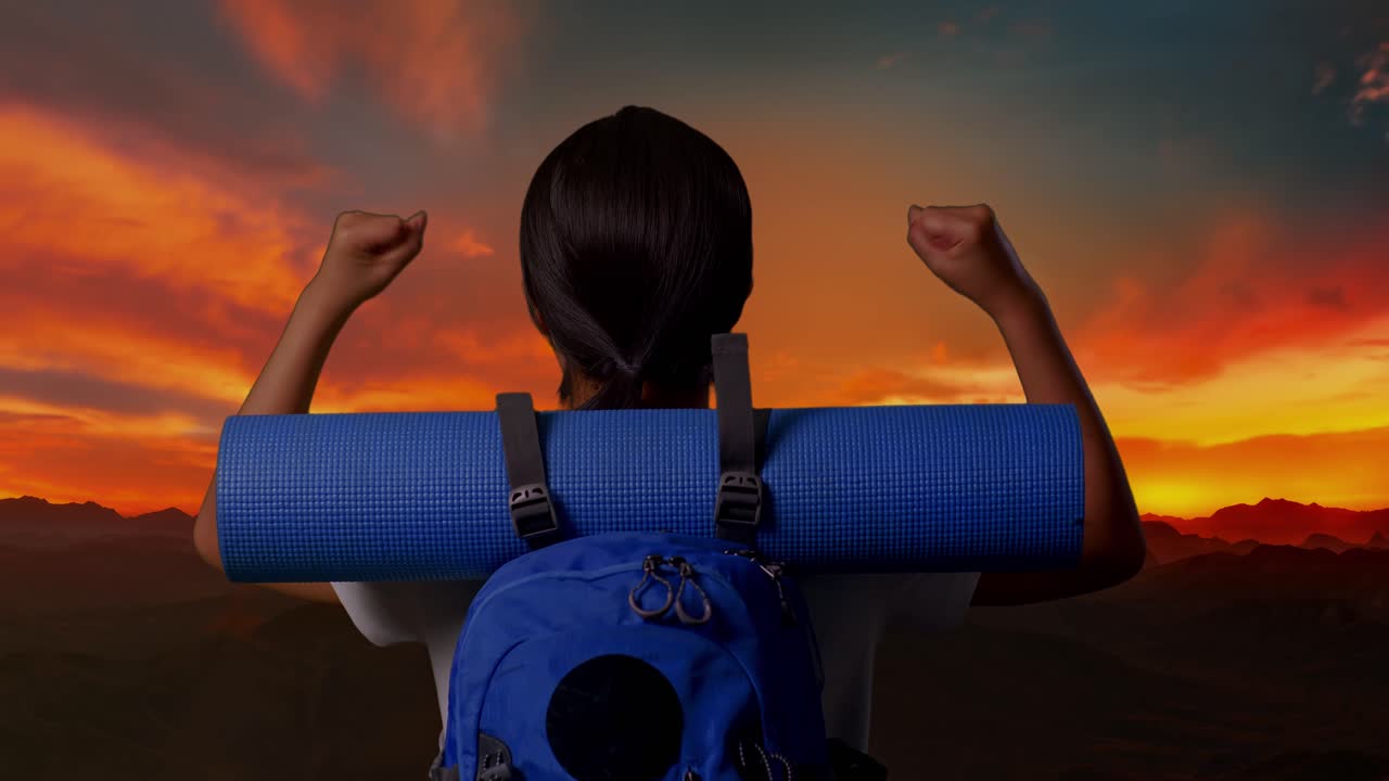 해가 지면 정상에 도달한 것을 축하하는 여자