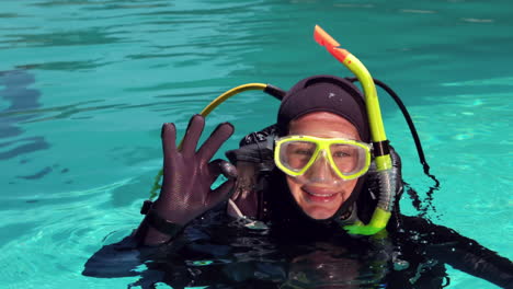 mujer en buceo haciendo señal de ok