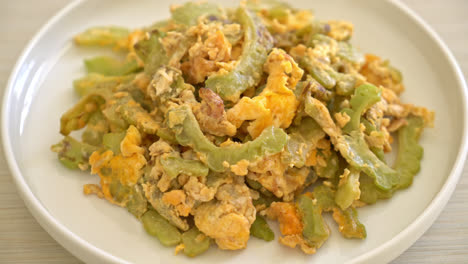 calabaza amarga salteada con huevo en el plato