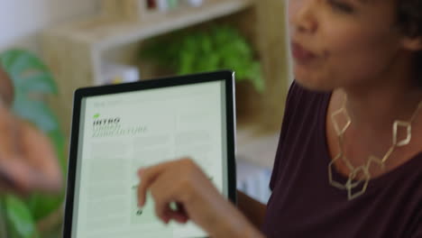 mujer de negocios creativa que se reúne con un equipo corporativo que presenta ideas de proyectos de desarrollo utilizando tecnología de computadoras tablet en la oficina estrategia de intercambio de salas de juntas