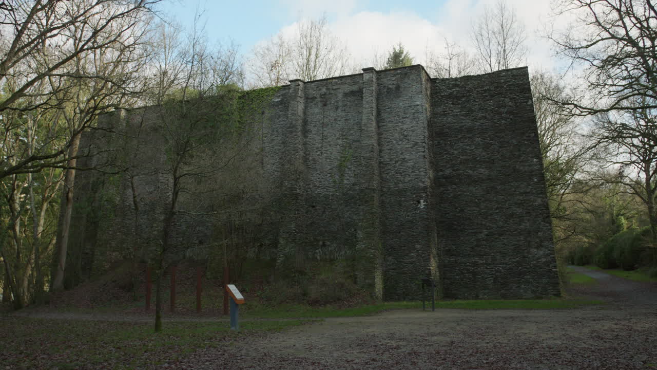 angers, france의 saint-nicolas 공원에있는 중세 성터