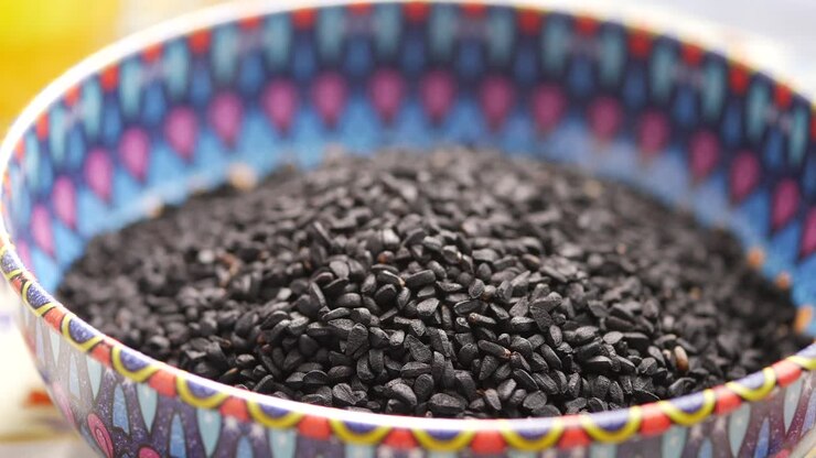 Semi di cumino nero in una ciotola
