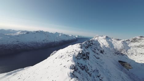 Elevándose-Por-Encima-De-Los-Fiordos-A-Lo-Largo-De-Una-Cresta-Montañosa-Nevada-En-El-Norte-De-Noruega