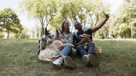 Pareja-Con-Mascotas-Al-Aire-Libre