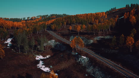 Luftpanorama-Landschaftsansicht-Einer-Malerischen-Straße-In-Den-Kanadischen-Bergen