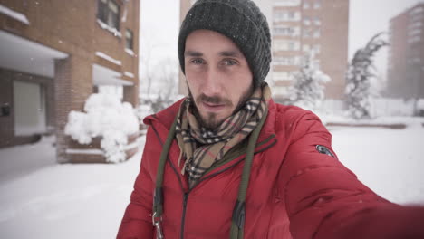 youtuber vlogging about filomena story in extreme winter cold madrid