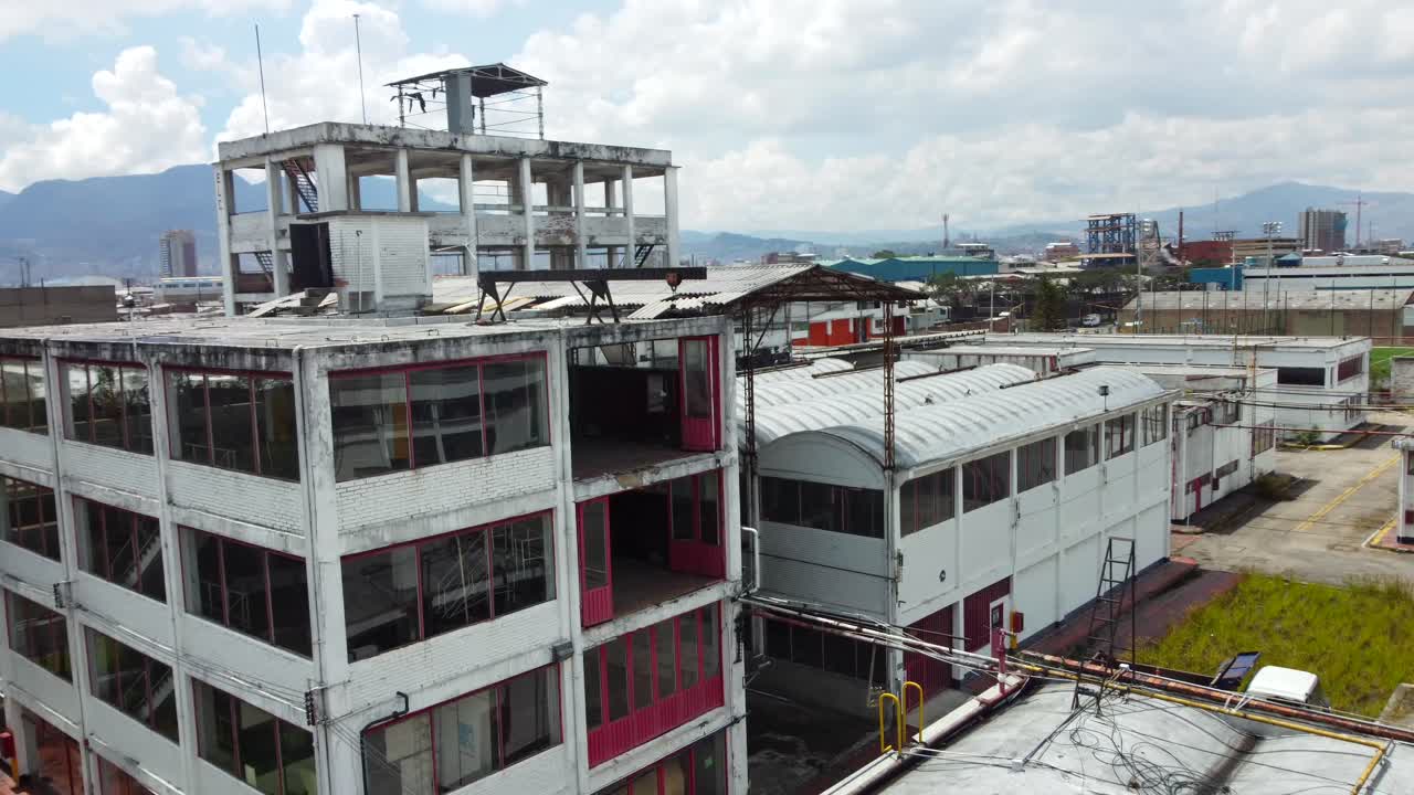 sin embargo, en medio de la decadencia, hay una belleza inquietante que se puede encontrar