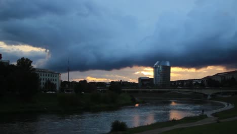 Nubes-De-Puesta-De-Sol-Sobre-El-Puente-Y-El-Río-Neris-En-La-Ciudad-Capital-Vilnius,-Lituania,-Estados-Bálticos,-Europa-4