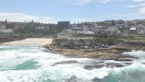 tamarama point between beaches of bondi and tamarama