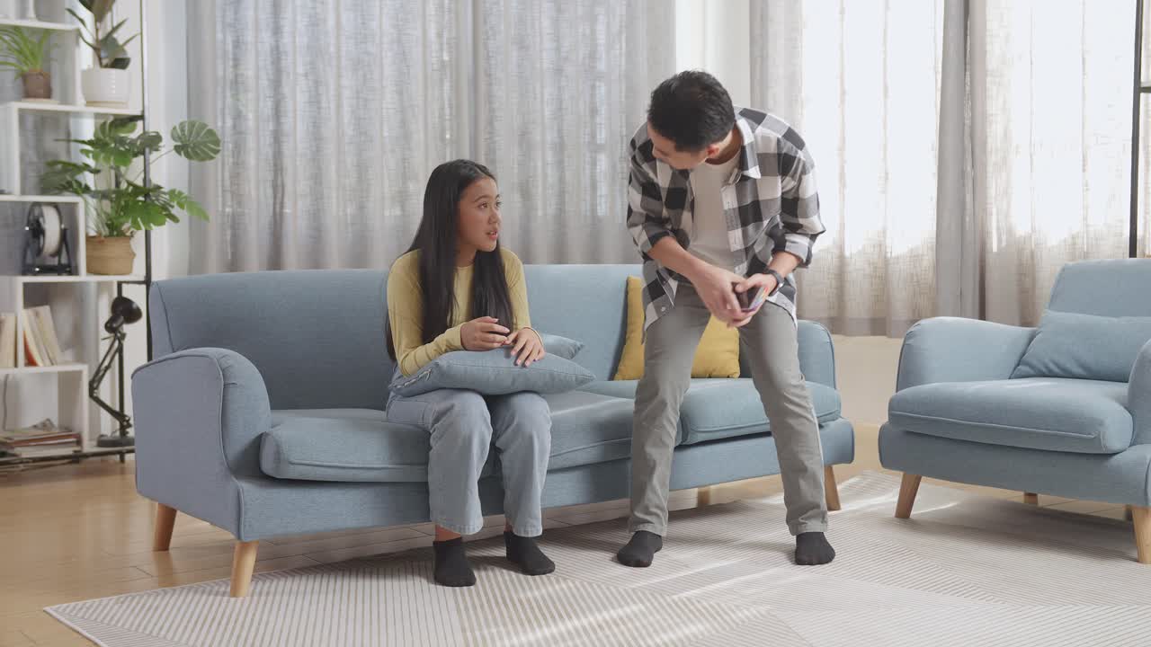 padre e hija hablando en el sofá