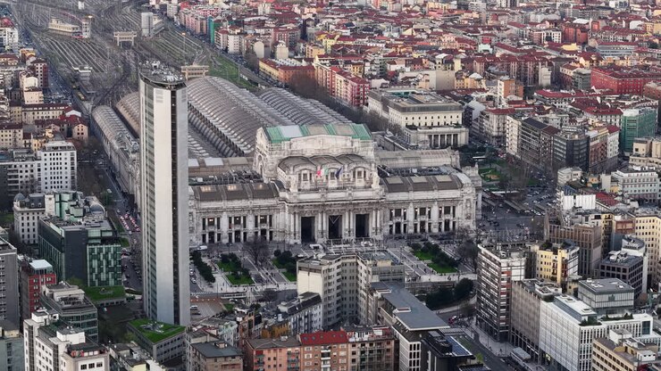 Vista aerea con drone della stazione ferroviaria centrale di Milano in Italia in pieno giorno