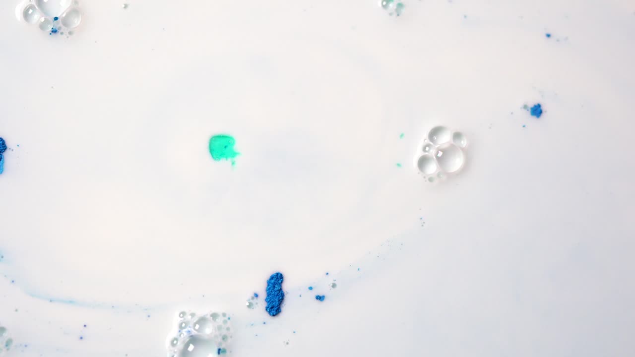 거품과 색으로 추상적인 우유 그림