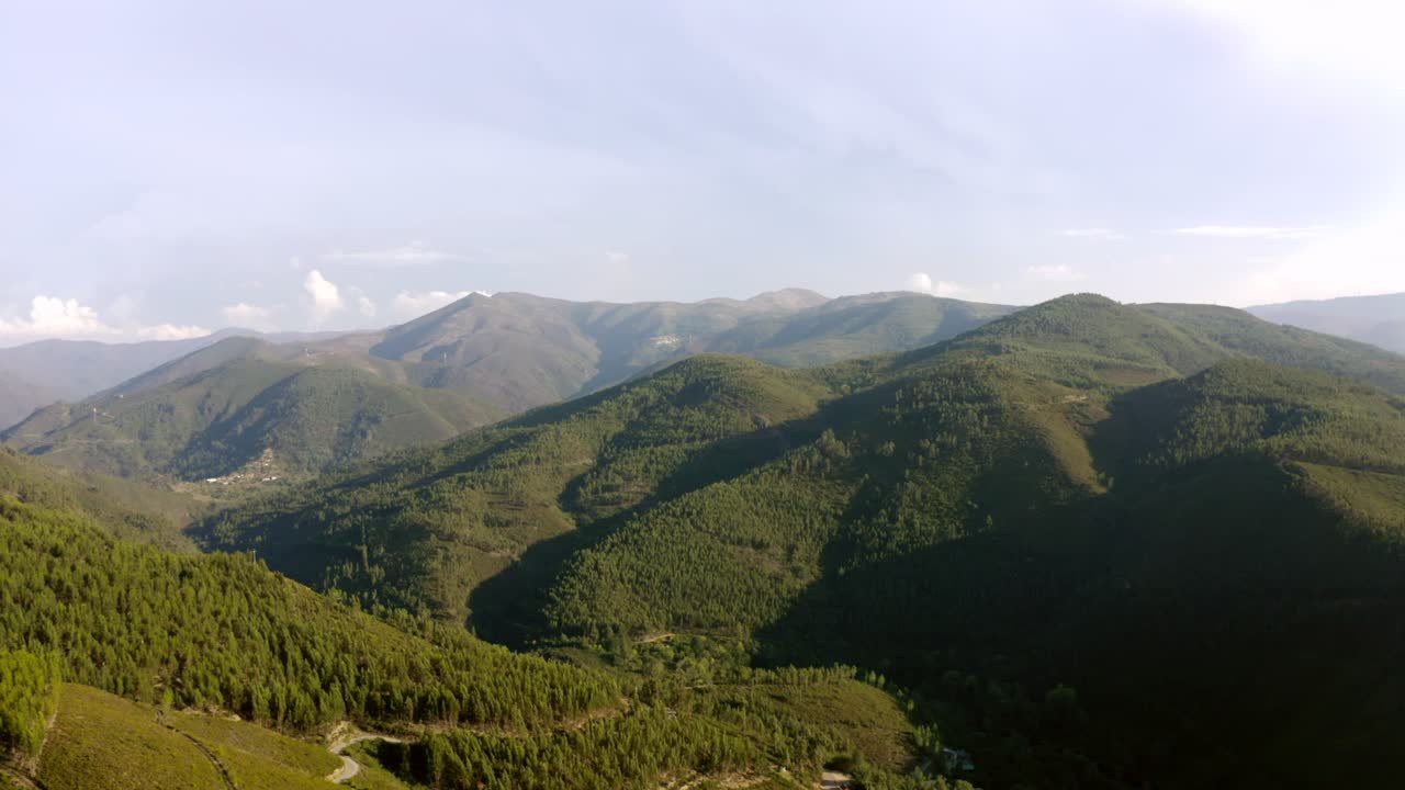 drone aéreo disparado sobre montañas, 4k