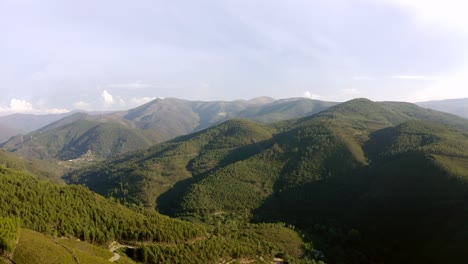 Luftdrohne-über-Berge-Geschossen,-4k