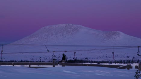 Person,-Die-Während-Eines-Farbenfrohen-Sonnenuntergangs-Einen-Skilift-In-Idre-Fjäll-In-Schweden-Fährt