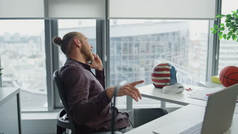 gesturing entrepreneur speak cellphone home closeup. man enjoying conversation