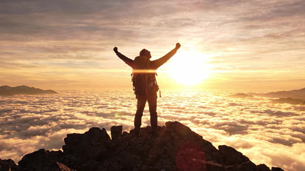 Un escalador se alza triunfalmente en la cima de una montaña al amanecer, rodeado por un impresionante mar de nubes, celebrando la belleza y el logro de alcanzar nuevas alturas.