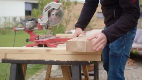 El-Hombre-Está-Atando-La-Madera