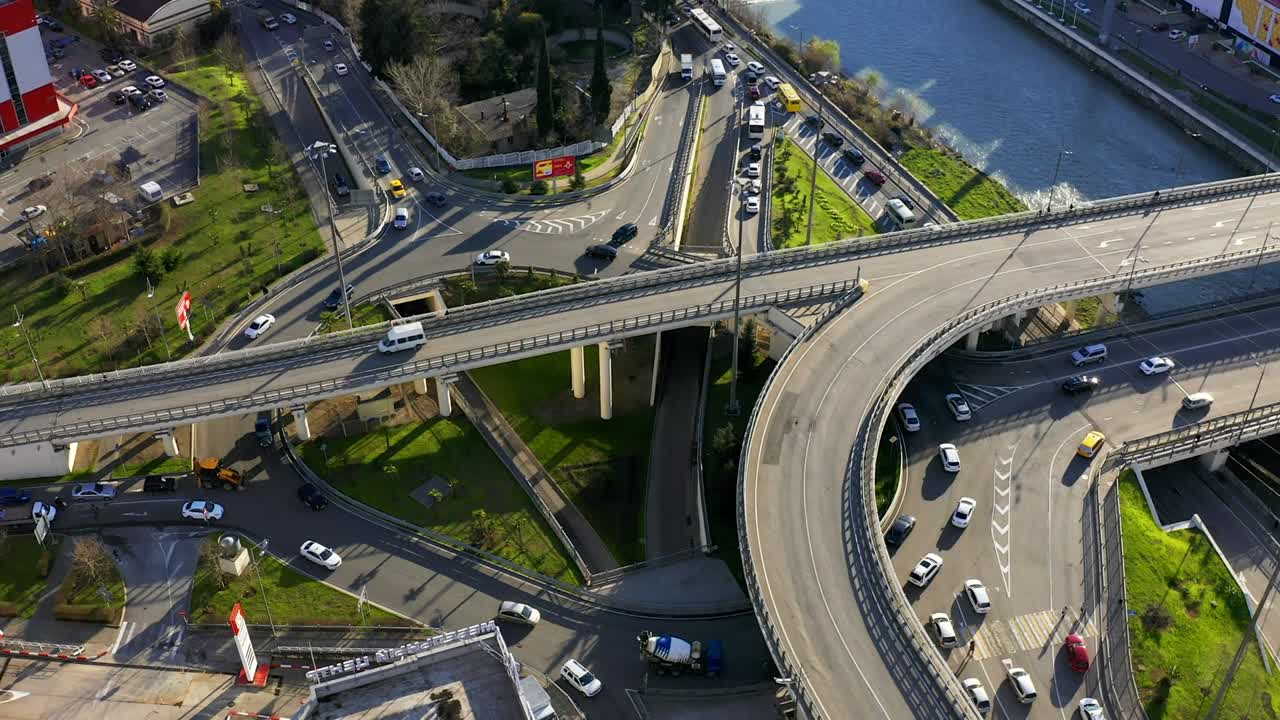 소치의 다섯 개의 도로를 돌아다니는 도로. 고속도로에서 자동차의 움직임. 도시 교통. 카메라의 움직임은 시계 반대 방향입니다.