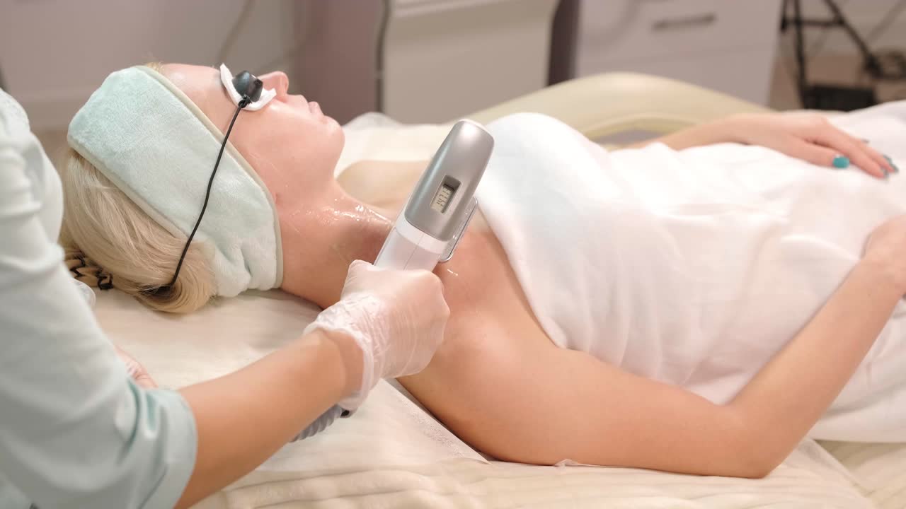 ELOS hudforyngelsesprocedure. Kvinde med kølende gel.