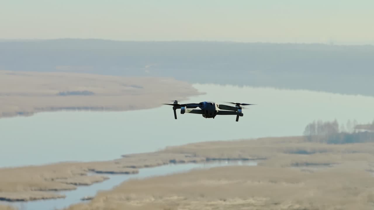 호수 위 를 날아다니는 드론