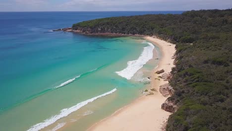 Playa-Con-Terraza-En-La-Costa-Este-De-Australia-Con-Hermoso-Clima-De-Verano,-Olas-Lentas-Y-Vistas-Tropicales