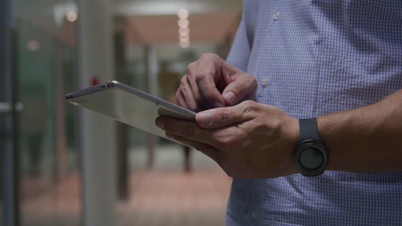 hombre de negocios trabajando en una tableta digital en una oficina moderna