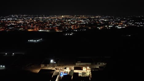 vuelo aéreo hacia adelante sobre el barrio residencial en jeddah por la noche, arabia saudita