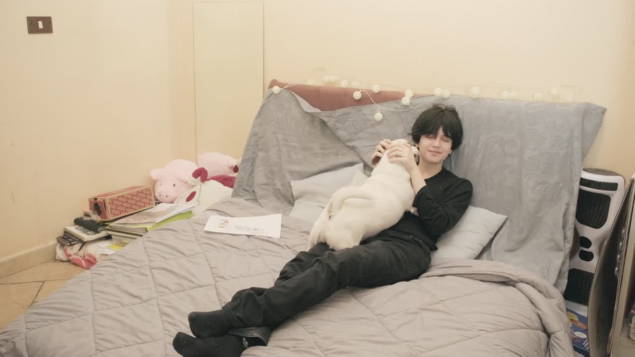 귀여운 십대 소녀와 그녀의 활기찬 잭 러셀 테리어 사이의 편안한 포옹, 집에서 소파에