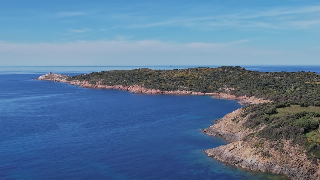 Esplorando la costa della Corsica vicino al Mar Mediterraneo