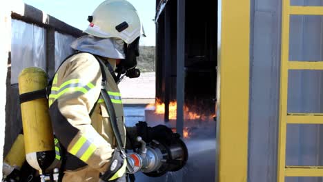 bombero extinguiendo el fuego en el sitio industrial, sobre el hombro