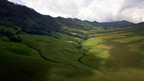 El-Encanto-Sereno-De-Un-Valle-Verde,-Envuelto-En-Niebla