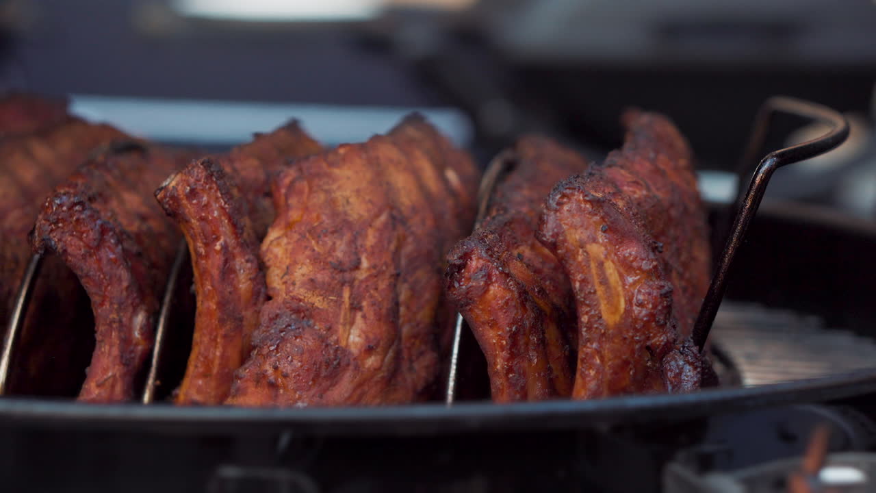 costillas de cerdo ahumadas en una parrilla