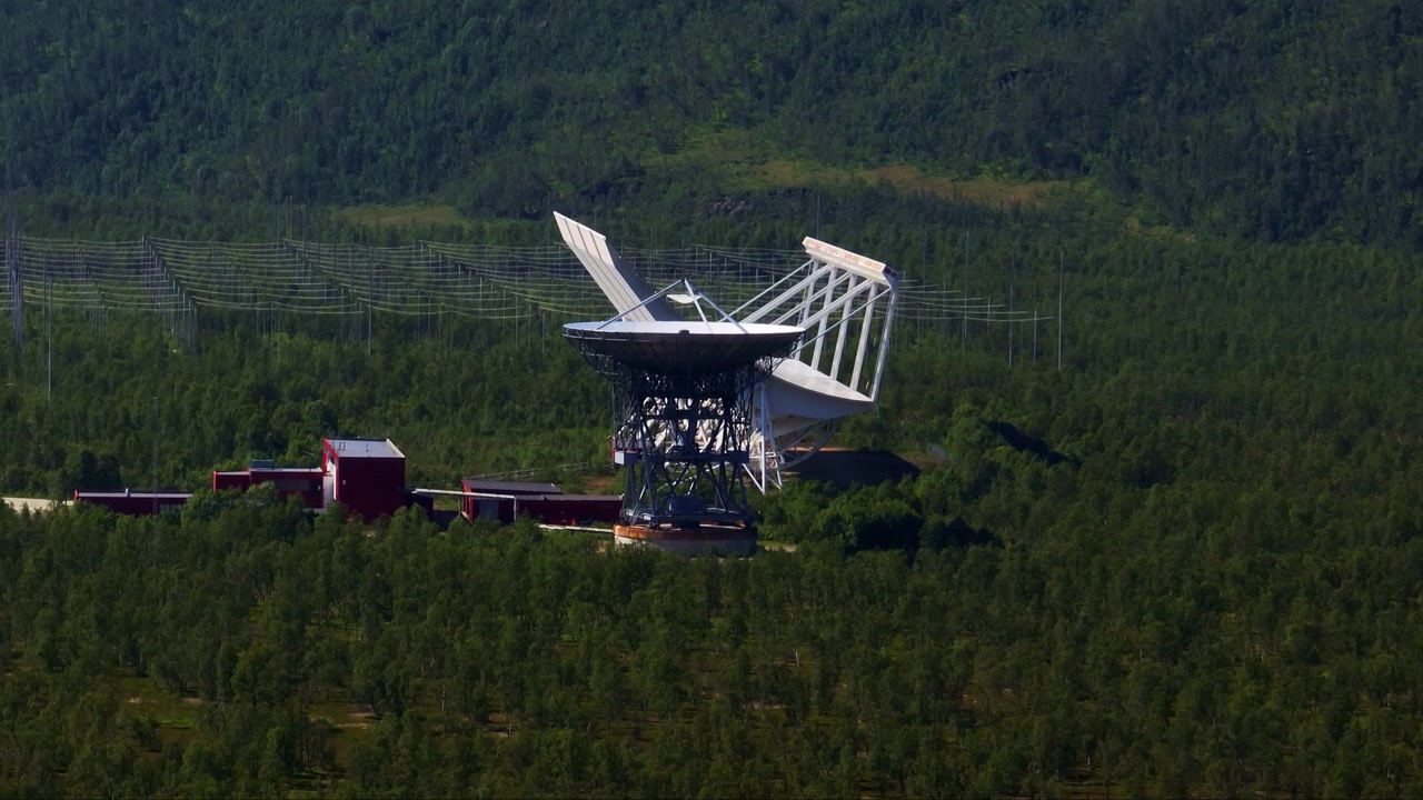 Ripresa aerea con teleobiettivo della stazione radar spaziale EISCAT, estate a Troms, Norvegia