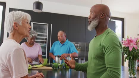 Gente-Feliz-Y-Diversa-Cocinando-En-La-Cocina-De-Una-Casa-De-Retiro