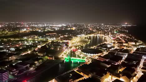 panorámica aérea de willemstad curacao por la noche con los resplandores nocturnos