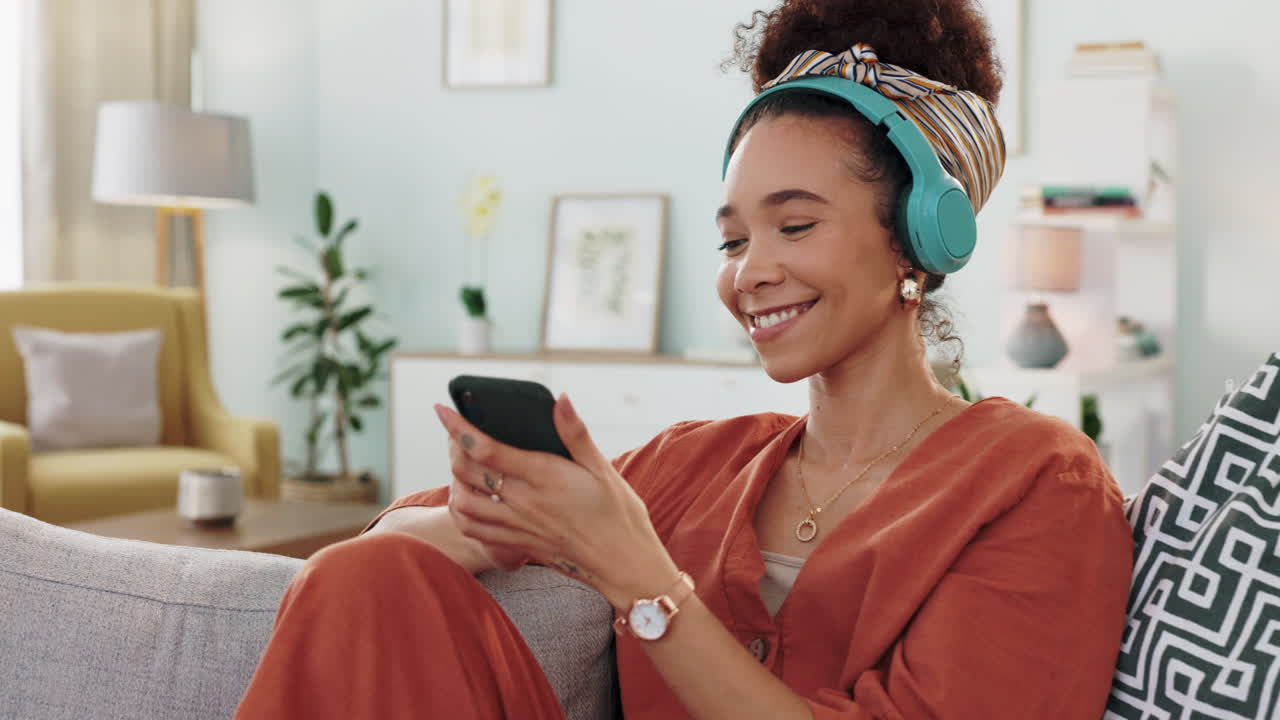 Donna che si diverte a ascoltare musica al telefono