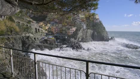 Vista-Panorámica-De-Manarola,-Cinque-Terre,-Durante-Una-Tormenta-De-Mar