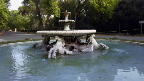 Brunnen-Mit-Seepferdchen-In-Den-Gärten-Der-Villa-Borghese,-Entworfen-Vom-Maler-Cristoforo-Unterperger-Und-Geschnitzt-Vom-Bildhauer-Vincenzo-Pacetti,-Rom,-Italien