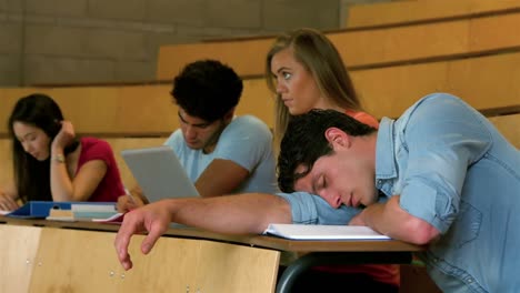 Estudiante-Durmiendo-Durante-La-Lección