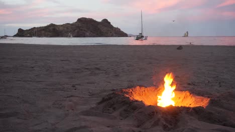 Ruhe---Lagerfeuer-Am-Strand-Ruhe---Entspannende-Landschaft-Mit-Malerischem-Hintergrund