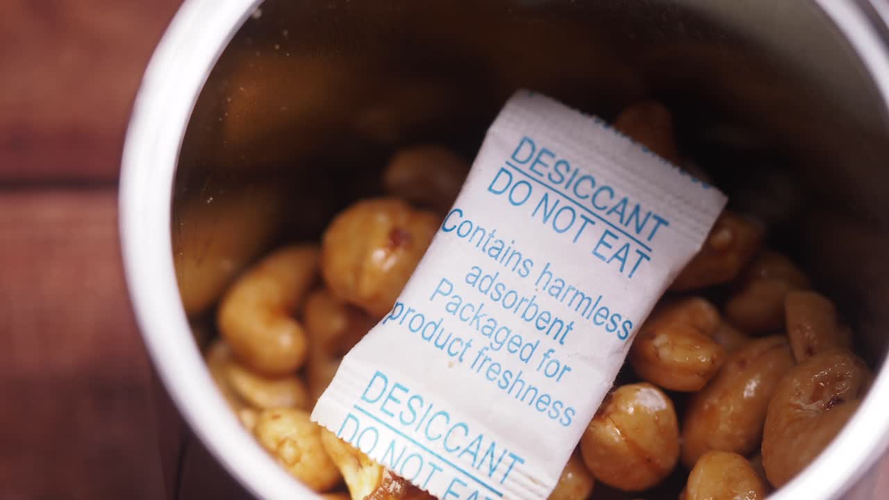 캐시우는 금속 캔과 건조제 패에 넣습니다.